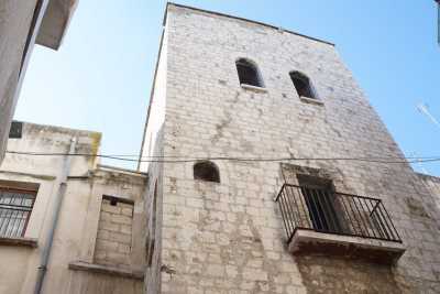 Le "case-torri" di Bari: antiche e inutilizzate, ma il ministero ne mette in affitto una